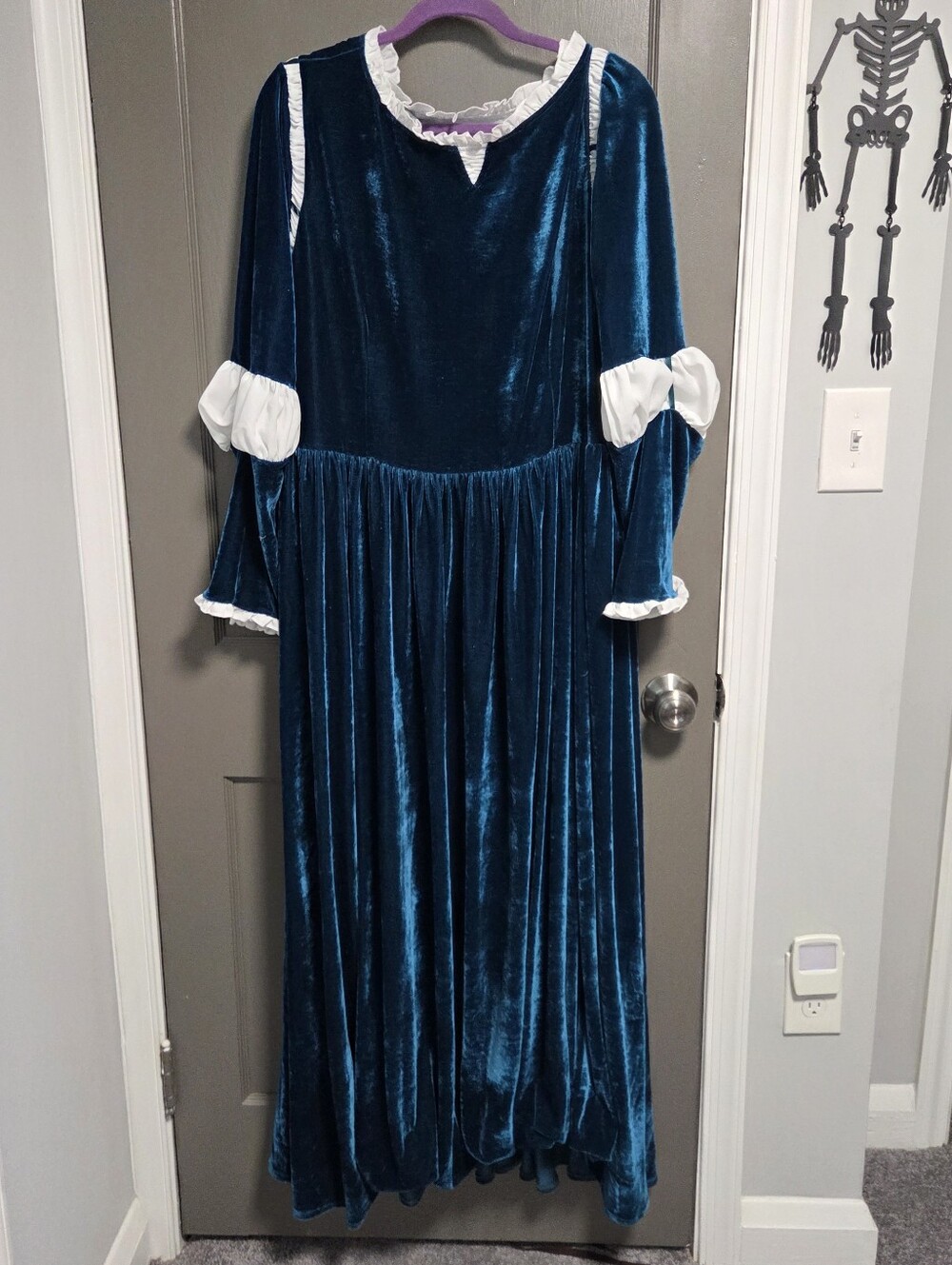 Renaissance Medieval Dress In Teal Stretch Velvet, Perfect For Cosplay